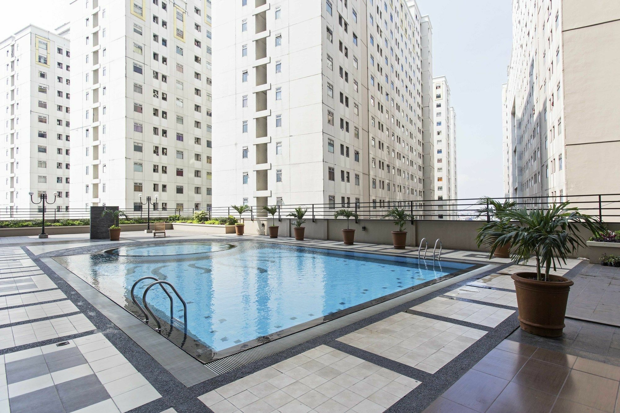 Apartemen Reddoorz @ Pegangsaan Kelapa Gading 3 *